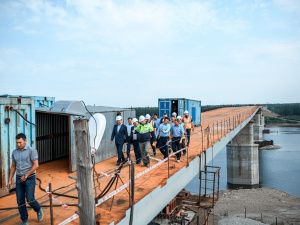 Глава Якутии ознакомился с ходом строительства мостового перехода через реку Марха