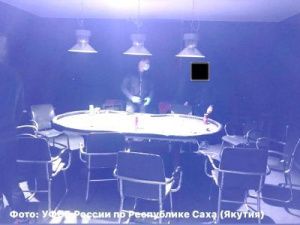 Следком: игроки и организаторы подпольного покерного клуба в Якутске пытались сбежать при обыске