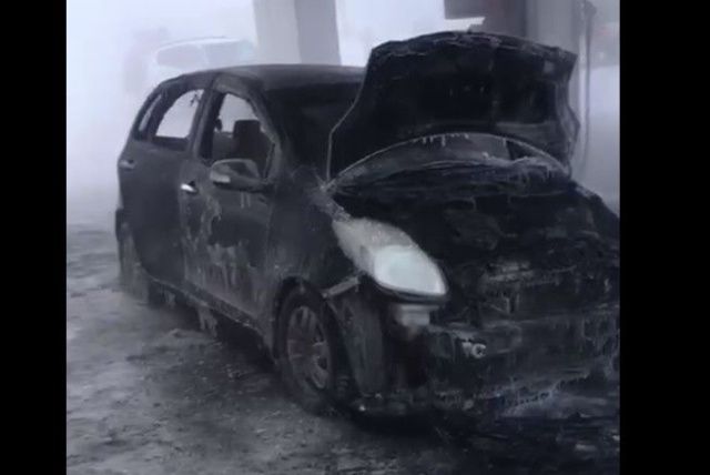 В Якутске на Окружном шоссе загорелась машина