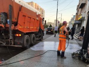 Тротуары на проспекте Ленина промывают с использованием шампуня
