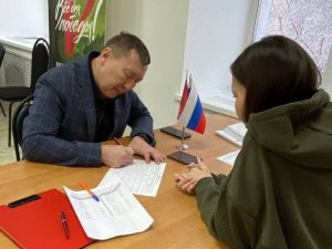 Герой России Александр Колесов поставил подпись в поддержку Владимира Путина