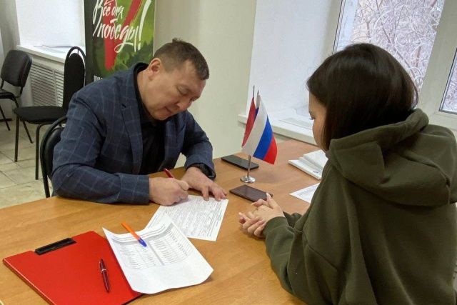 Герой России Александр Колесов поставил подпись в поддержку Владимира Путина