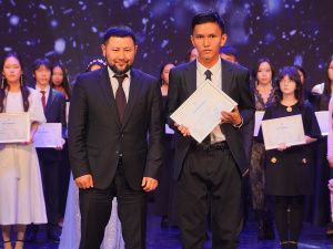 Евгений Григорьев вручил стипендии 100 лучшим школьникам на Елке главы Якутска