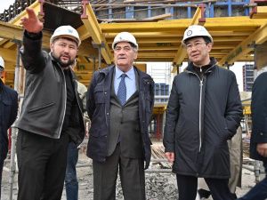 Айсен Николаев и Вячеслав Штыров осмотрели строящиеся объекты в Якутске