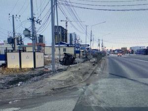В Якутске на проспекте Николаева автомобиль повредил пешеходные ограждения