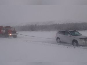 Пожарные Момского района вытащили застрявший в наледи автомобиль с детьми