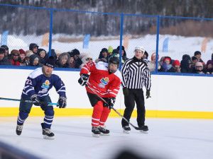 Зрелищной ничьей завершился матч звёзд мирового хоккея с якутской командой у Ленских столбов