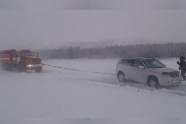 Пожарные Момского района вытащили застрявший в наледи автомобиль с детьми