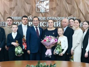 Глава Якутии вручил многодетной матери Татьяне Юдинцевой орден «Мать-героиня»