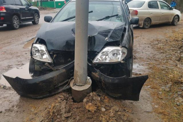 В Ленске пьяная женщина въехала на автомобиле в фонарный столб