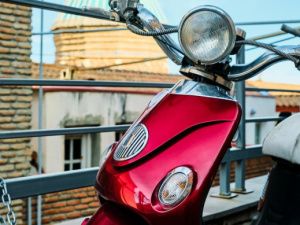 В Якутске украли мопед и незаконно сбыли нож в торговом центре