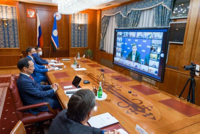 Айсен Николаев заявил, что число заражений в Якутске упало в два раза. Он анонсировал дальнейшее смягчение антиковидных мер