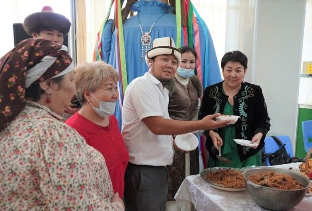 В Доме дружбы в Якутске сегодня готовили "народный плов"