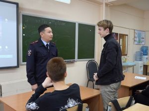 Полицейские Якутска проводят для школьников лекции правового информирования