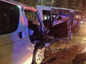 В Якутске в час пик столкнулись микроавтобус с маршрутным автобусом: подробности