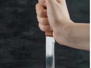 В Абыйском улусе женщина во время ссоры ударила мужчину ножом в область сердца