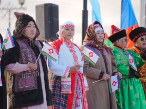Праздник: В Якутске возложили цветы к памятнику основателю города Петру Бекетову