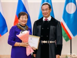 Айсен Николаев вручил стипендии олонхосутам, запевалам осуохая, кузнецам и народным мастерам Якутии