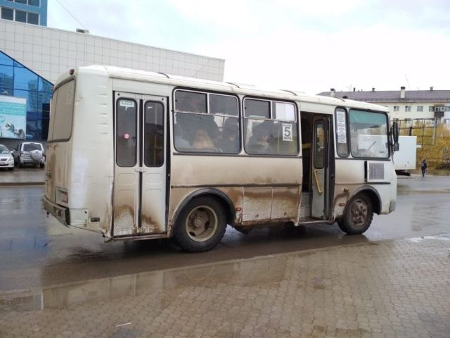 Жительница Якутска пожаловалась, что водитель автобуса высадил ребенка из-за сбоя с оплатой