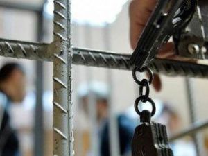 В Мирном вынесли приговор троим местным жителям. Они напали на спящего мужчину в его доме