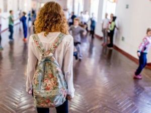 По 12 тысяч рублей: выплаты школьникам будут, но не всем