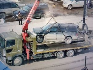 Неправильно припаркованные автомобили вывозят с проспекта Ленина города Якутска