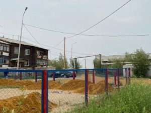 Молодогвардейцы провели косметический ремонт детской площадки