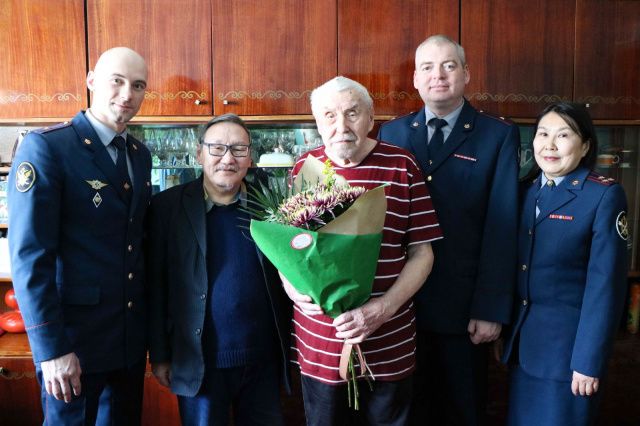 Сотрудники УФСИН поздравили ветерана Великой Отечественной войны с 94-летием