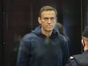 Навального доставят в суд по делу о клевете на ветерана