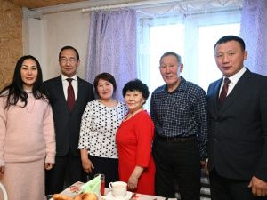 Айсен Николаев побывал в гостях у семьи военнослужащего в с. Сымах Мегино-Кангаласского улуса