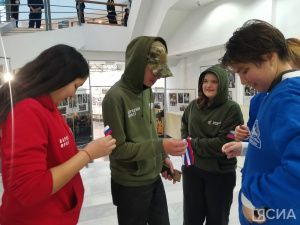 «Волонтёры Победы» раздали жителям Якутска ленты в цветах флага России