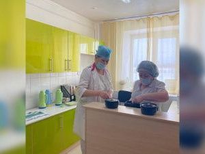 Сотрудники домов престарелых и инвалидов Якутска круглосуточно остаются на работе