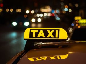 В Якутске у ночного клуба мужчина жестоко избил незнакомца из-за такси: Потерпевший получил переломы и оглох