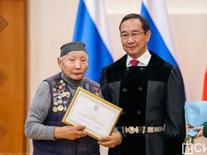 Айсен Николаев вручил стипендии олонхосутам, запевалам осуохая, кузнецам и народным мастерам Якутии