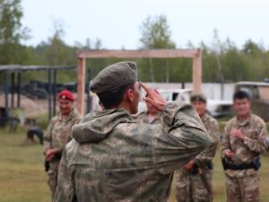 Боец отряда специального назначения «Белый медведь» удостоен правом  ношения оливкового берета