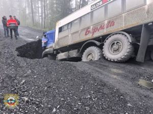 Смертельное ДТП в Якутии: водитель КАМАЗа погиб из-за размытой трассы