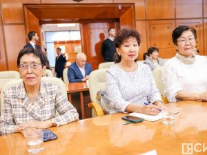 Глава Якутии вручил лучшим педагогам-наставникам премии в 100 тысяч рублей