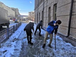 Студенты вышли на субботники по уборке снега с тротуаров