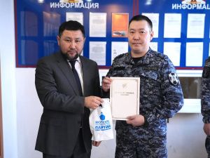 Евгений Григорьев наградил сотрудников Росгвардии