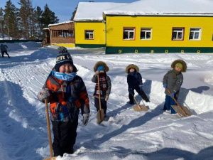 Фотофакт: в селе Бяс-Кюель Горного района многодетный отец сделал горку из снега для детей
