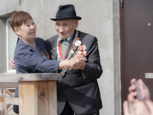 «Поем двором»: в Мархе поздравили ветерана Великой Отечественной войны Наума Слепцова