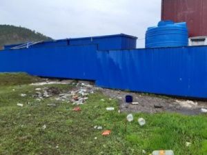 Граждане Китая слили сточные воды с территории кирпичного завода за забор, на рельеф местности якутского села