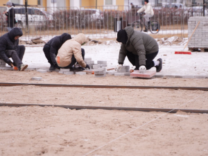 Владислав Слепцов поручил подрядчику ускорить темпы работ по ремонту площади Орджоникидзе