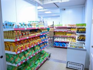 Айсен Николаев осмотрел ассортимент в торгово-логистическом центре жиганска