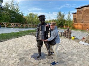 Фотофакт: в Старом городе Якутска появился памятник укладчику чурочной мостовой