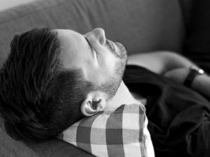 В Якутии мужчина ранил спящего знакомого ножом, а у другого спящего похитил телефон и деньги с банковского счета