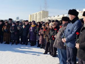 В Якутске на площади Победы возложили цветы в честь годовщины вхождения Крыма в состав России