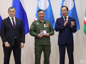 Зампред правительства России Юрий Трутнев вручил госнаграды военнослужащим и добровольцам Якутии