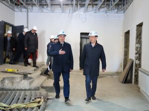 Глава Якутии проверил ход строительства крупных социальных объектов в Мирном