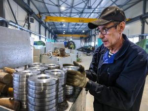 Работа не для слабаков: как вымораживают и ремонтируют речные суда в Якутии